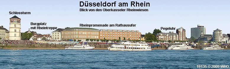 Schiffe bei Düsseldorf am Rhein, Schlossturm, Schlossplatz mit Rheintreppe, Rheinpromenade am Rathausufer, Pegeluhr und Schiffsanleger. Blick von den Oberkasseler Rheinwiesen.