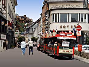 St. Goarer Stadtbahn Burgexpress Haltestelle am Marktplatz vor der Stiftskirche, © 1999, WHO