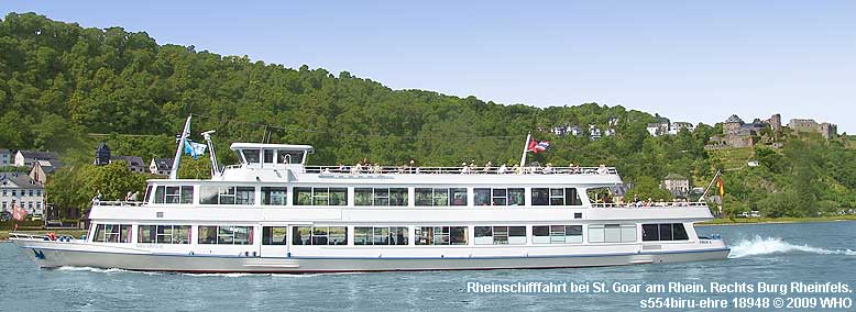 Rheinschifffahrt bei St. Goar am Rhein. Rechts Burg Rheinfels.